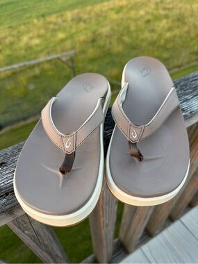 OluKai Women's NU’ A PI’ O waterproof flip flops size 10